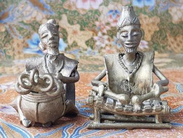 Twee mooie oude bronzen beeldjes uit Afrika van muzikanten. beschikbaar voor biedingen