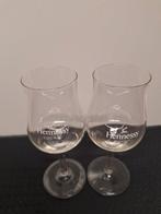 Hennessy glazen op voet, witte logo, 14 cm hoog, 2 stuks, Ophalen of Verzenden, Zo goed als nieuw, Borrel- of Shotglas