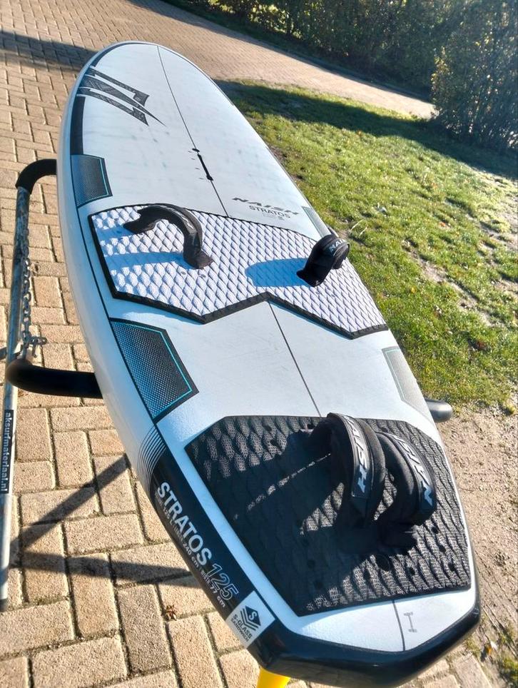 Naish Stratos 125 ltr 2024, Watersport en Boten, Windsurfen, Zo goed als nieuw, Plank, Minder dan 250 cm, Met vin(nen), 7 m² of meer