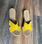 Gele slippers op sleehak, mt 42(valt als 41), Geel, Nieuw, Nelson, Sandalen of Muiltjes