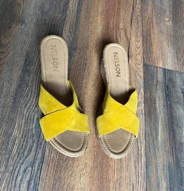 Gele slippers op sleehak, mt 42(valt als 41) beschikbaar voor biedingen