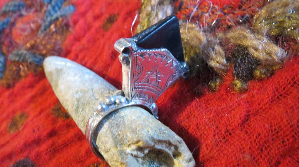 Zilveren Toeareg ring, maat 17 met onyx steen, Niger, Sieraden, Tassen en Uiterlijk, Ringen, Zo goed als nieuw, Dame of Heer, 17 tot 18