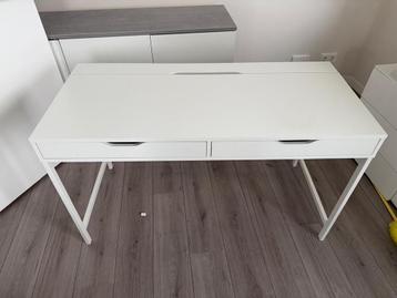 Witte Bureau met Lades beschikbaar voor biedingen