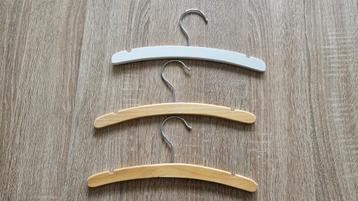 Houten kleerhangers voor baby/kinderkleding. beschikbaar voor biedingen