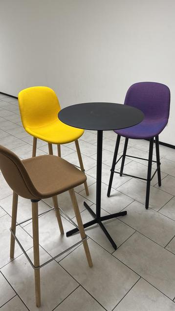 Barkrukken van Hay. Tafel. beschikbaar voor biedingen