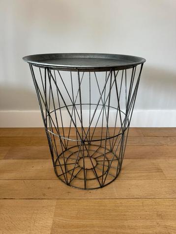 Tafeltje/mand beschikbaar voor biedingen