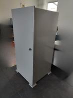 Grijze kledingkast met planken, Ophalen, Met deur(en), 100 tot 150 cm, 50 tot 100 cm