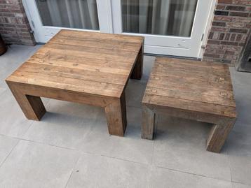 Twee robuuste teak salontafels, groot en klein beschikbaar voor biedingen