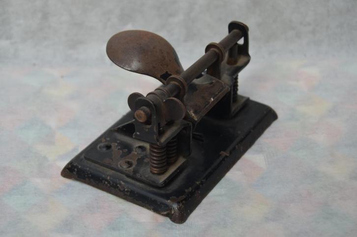 Antieke perforator in goede staat, Antiek en Kunst, Antiek | Kantoor en Zakelijk, Ophalen of Verzenden