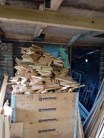 Te koop aangeboden ruim 1,5 kuub schoon Douglas brandhout.  beschikbaar voor biedingen