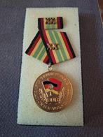 DDR NVA 20 jaar trouwe dienst, Ophalen of Verzenden, Landmacht, Duitsland, Lintje, Medaille of Wings