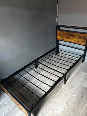 Bed met houten accenten