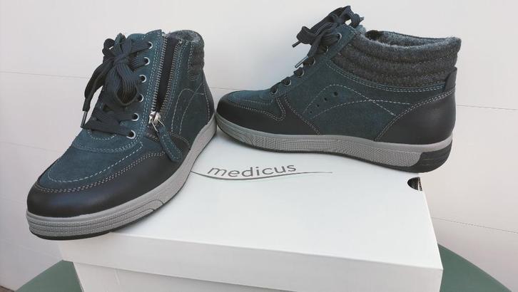 1 of 2 paar niet gedragen warme leren winterschoenen, Kleding | Dames, Schoenen, Nieuw, Wandelschoenen, Overige kleuren, Ophalen of Verzenden