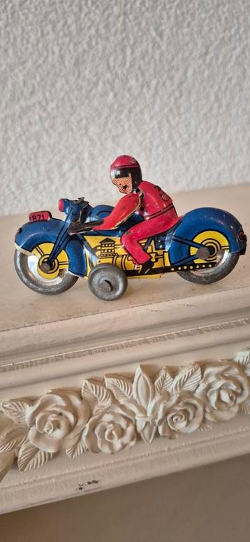 Antiek Blikken Motortje beschikbaar voor biedingen