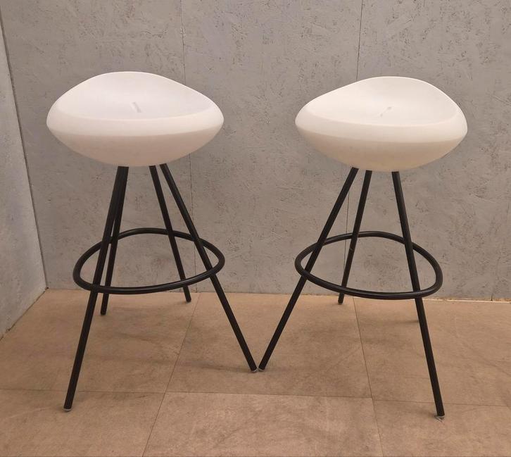 Lonc design barkrukken – wit/zwart – set van 2, Huis en Inrichting, Barkrukken, Gebruikt, 60 tot 90 cm, Kunststof, Metaal, 5 krukken of meer