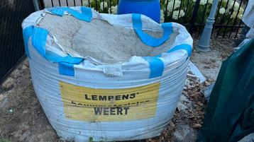 Zak scherpe zand/ straatzand ongeveer 0,65m3) beschikbaar voor biedingen