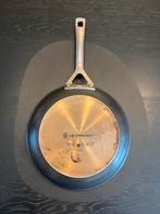 Le Creuset Les Forgées Koekenpan 24cm, Huis en Inrichting, Keuken | Potten en Pannen, Gebruikt, Inductieplaat, Aluminium, Ophalen of Verzenden