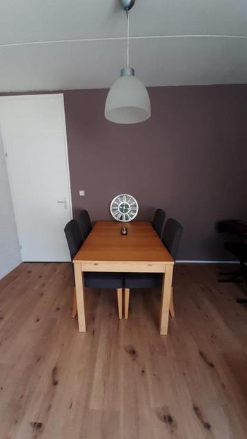 Gratis stoelen bij houten uitschuifbare eettafel Ikea tafel beschikbaar voor biedingen