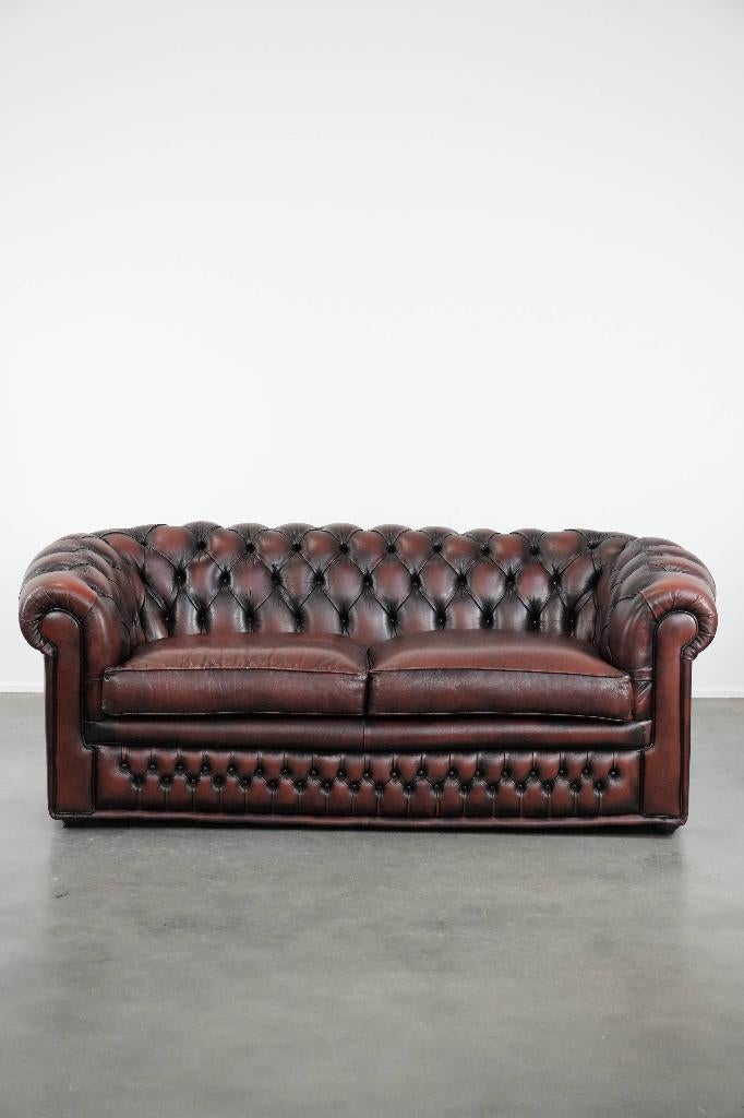 Klassieke rundleren chesterfield bank in Engelse stijl, Huis en Inrichting, Banken | Bankstellen, Gebruikt, Rechte bank, Tweepersoons