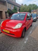 Daihatsu Sirion 1.0 51KW 2005 Rood, Auto's, Daihatsu, Voorwielaandrijving, 750 kg, Handgeschakeld, 3 cilinders