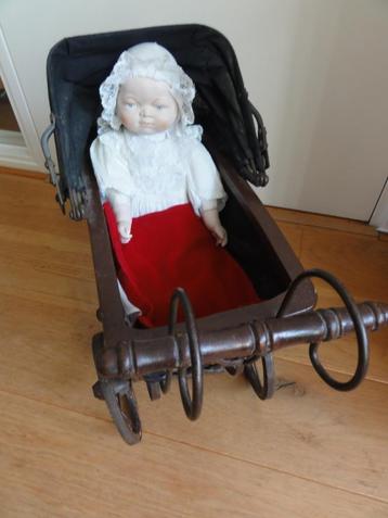 Poppenwagentje met pop. beschikbaar voor biedingen