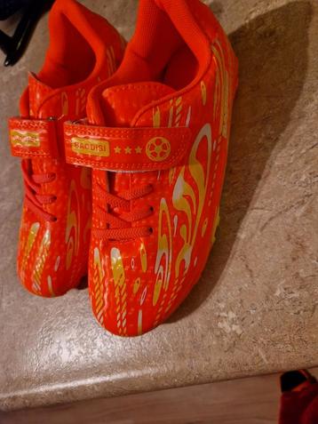 Nieuwe voetbal schoenen m 35 en 36 beschikbaar voor biedingen