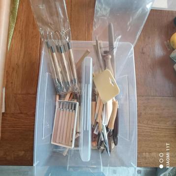 Doos met klei-boetseer accessoires - zie foto's beschikbaar voor biedingen