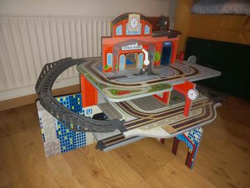 Overcomplete houten treinbaanset  beschikbaar voor biedingen