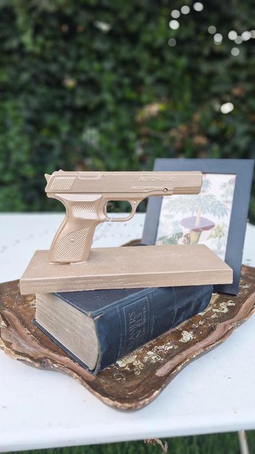 Decoratieve gun, goudkleurig wapen, pistool op houder, Huis en Inrichting, Woonaccessoires | Overige, Gebruikt, Ophalen of Verzenden