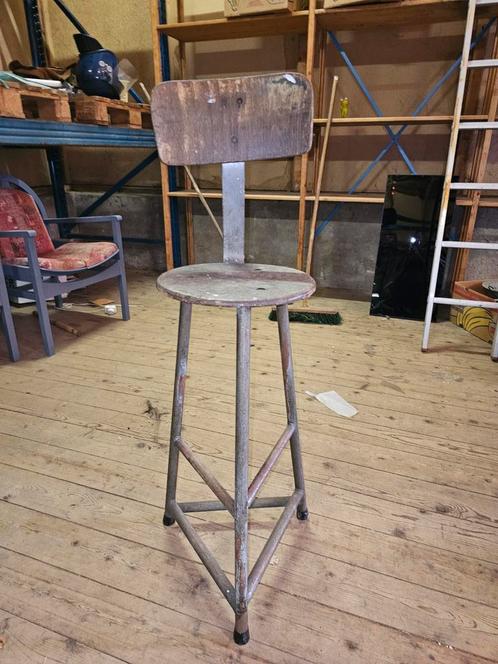 Vintage industriële kruk met rugleuning, Huis en Inrichting, Barkrukken, Gebruikt, 1 kruk, Ophalen
