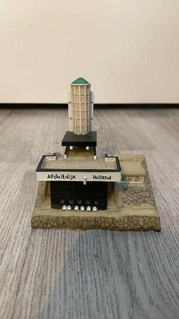 Schaalmodel huis van het monument gebouw van de afsluitdijk beschikbaar voor biedingen