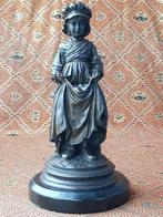 Prachtig antiek brons beeldje uit Engeland van een meisje.