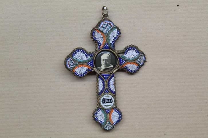 Micro mozaïek glazen kruis Paus Pius XII & metalen kruis, Antiek en Kunst, Antiek | Religie, Ophalen of Verzenden