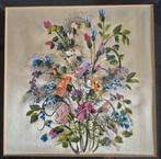 2 prachtige ingelijste schilderijen met bloemen op stof, Ophalen of Verzenden
