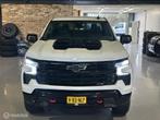 Chevrolet USA Silverado Trail Boss 6.2 V8 2024 Bpm vrij!, Auto's, Gebruikt, 2358 kg, 426 pk, Wit