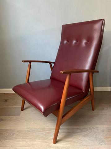 Mid - century modern fauteuil  met bordeaux rood skail leer beschikbaar voor biedingen