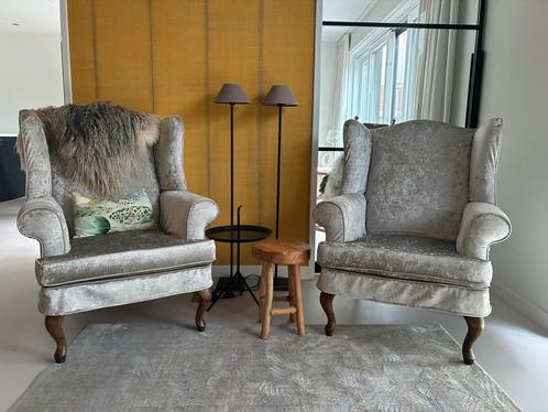 2 Stoelen bekleed met zilvergrijze slangenprint stof, Huis en Inrichting, Fauteuils, Gebruikt, Stof, 75 tot 100 cm, 75 tot 100 cm