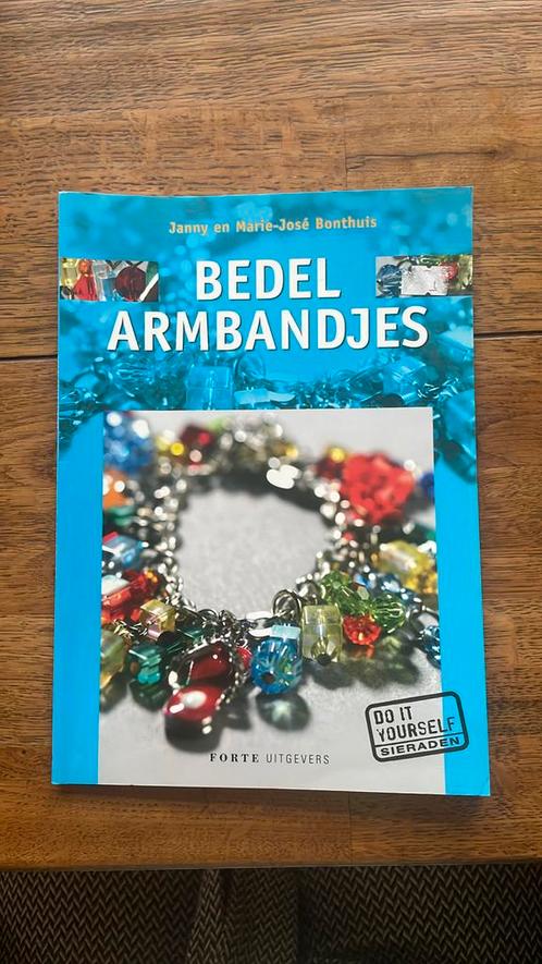 J. Bonthuis - Bedelarmbandjes, Boeken, Overige Boeken, Zo goed als nieuw, Ophalen of Verzenden