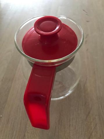 Mini theepot rood retro beschikbaar voor biedingen
