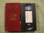 Queen VHS: ‘Live at The Rainbow’ uit Box of tricks, Alle leeftijden, Ophalen of Verzenden, Zo goed als nieuw, Muziek en Concerten