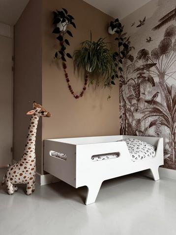 Leuk peuterbed Petit Amelie + kwaliteitsmatras + poppenbedje beschikbaar voor biedingen
