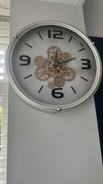 Stijlvolle Klok met bewegende tandwielen beschikbaar voor biedingen