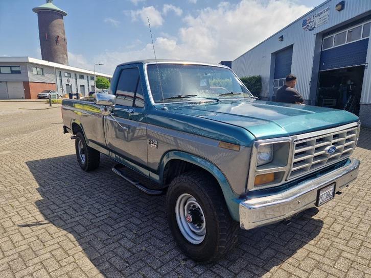 Oldtimer Ford F250 Bull nose 4x4  DIESEL, Auto's, Oldtimers, Bedrijf, Te koop, Ford USA, Diesel, Overige carrosserieën, Handgeschakeld