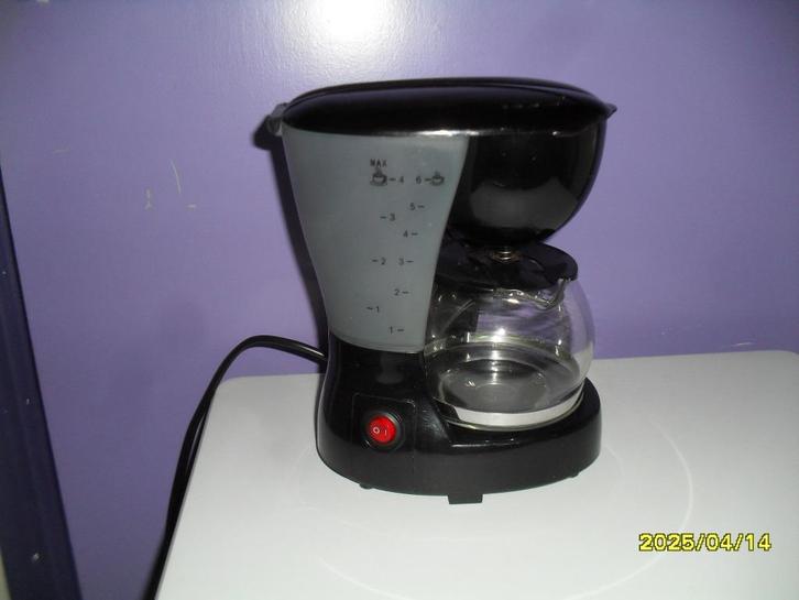 Klein Koffiezetapparaat voor maximaal 6 kopjes/3 bekers, Witgoed en Apparatuur, Koffiezetapparaten, Zo goed als nieuw, Gemalen koffie
