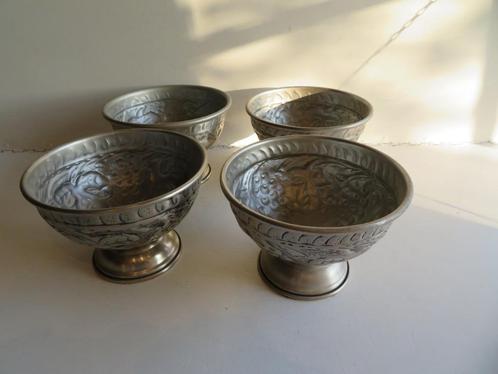 Bowl on stand,Kom op standaard, Bloempot Voederbak Keukenkom, Tuin en Terras, Bloempotten, Zo goed als nieuw, Metaal, Binnen, Balkon
