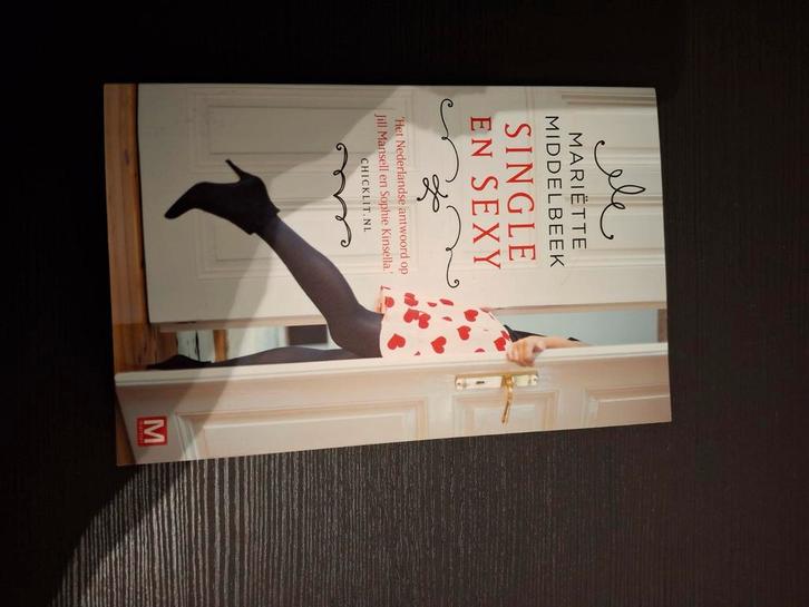 Mariëtte Middelbeek - Single en Sexy, Boeken, Chicklit, Zo goed als nieuw, Ophalen of Verzenden