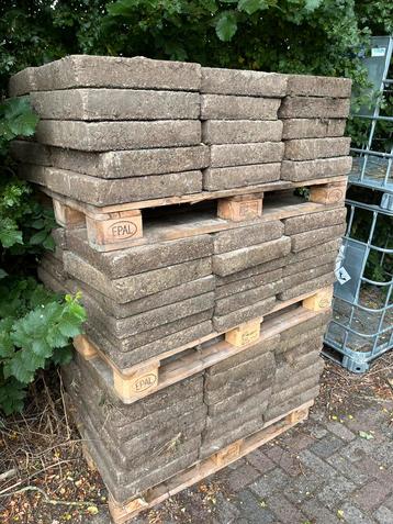 Tegels 40*40 17m2 op pallets beschikbaar voor biedingen