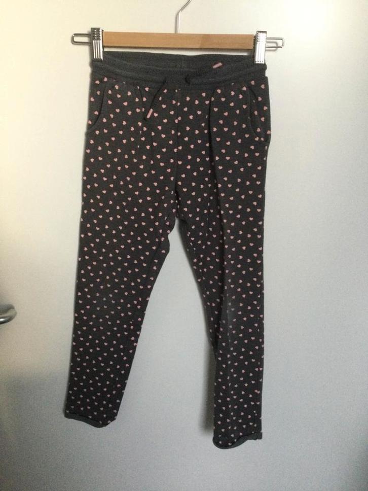 Joggingbroek met hartjes maat 134, Kinderen en Baby's, Kinderkleding | Maat 134, Zo goed als nieuw, Meisje, Broek, Verzenden
