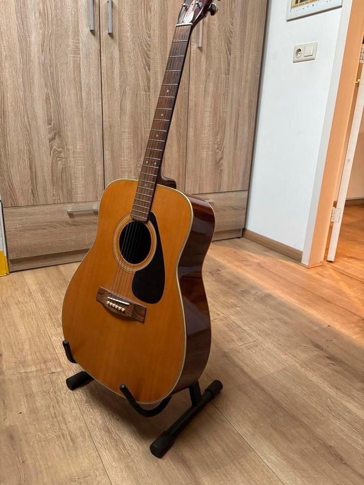 Akoestische gitaar, merk Yamaha, met steun, Muziek en Instrumenten, Snaarinstrumenten | Gitaren | Akoestisch, Gebruikt, Western- of Steelstringgitaar