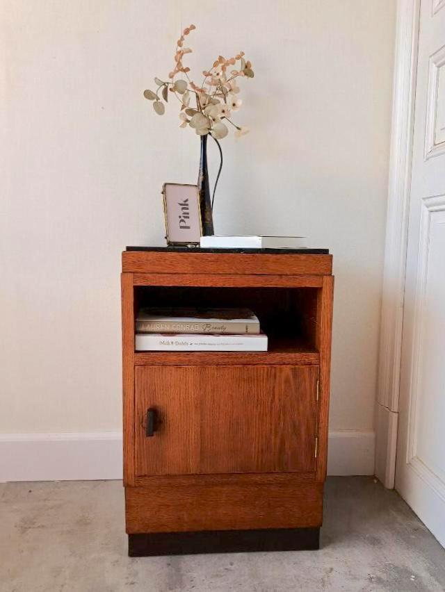 Art deco nachtkastje met blad van zwart natuursteen, marmer, Huis en Inrichting, Slaapkamer | Nachtkastjes, Gebruikt, 55 tot 70 cm